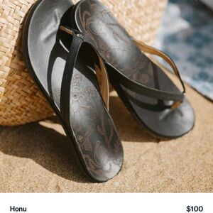 OluKai Black Honu Sandals/ Flip Flops